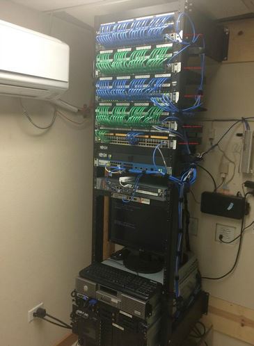 Tidy cabling in a server cabnet